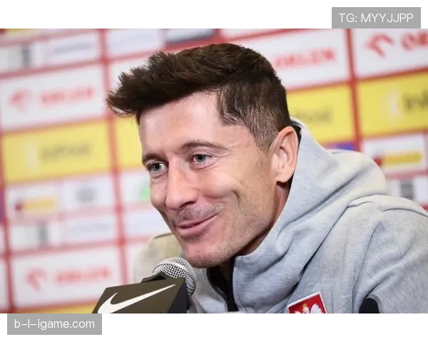 莱万多夫斯基彰显更衣室领袖风范，助力球队凝聚力持续提升