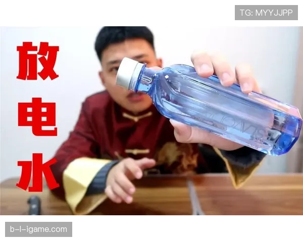 特雷·杨家的冰箱里塞满了能量饮料，训练完直接拿瓶当水喝