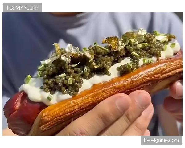 郑钦文赛前啃汉堡，赛后拎爱马仕走红毯？